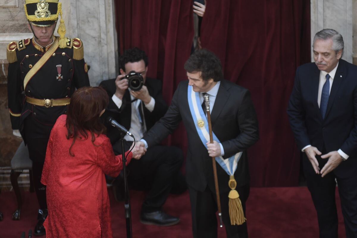 Saludo. El nuevo presidente Javier Milei saluda a Cristina Kirchner, el día de su asunción en el Congreso. Alberto Fernández es testigo de un encuentro que fue más amable de lo esperado. (Federico López Claro)