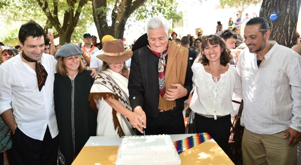 Talone y Carabajal en el momento en el que cortaron la torta. (Archivo La Voz).