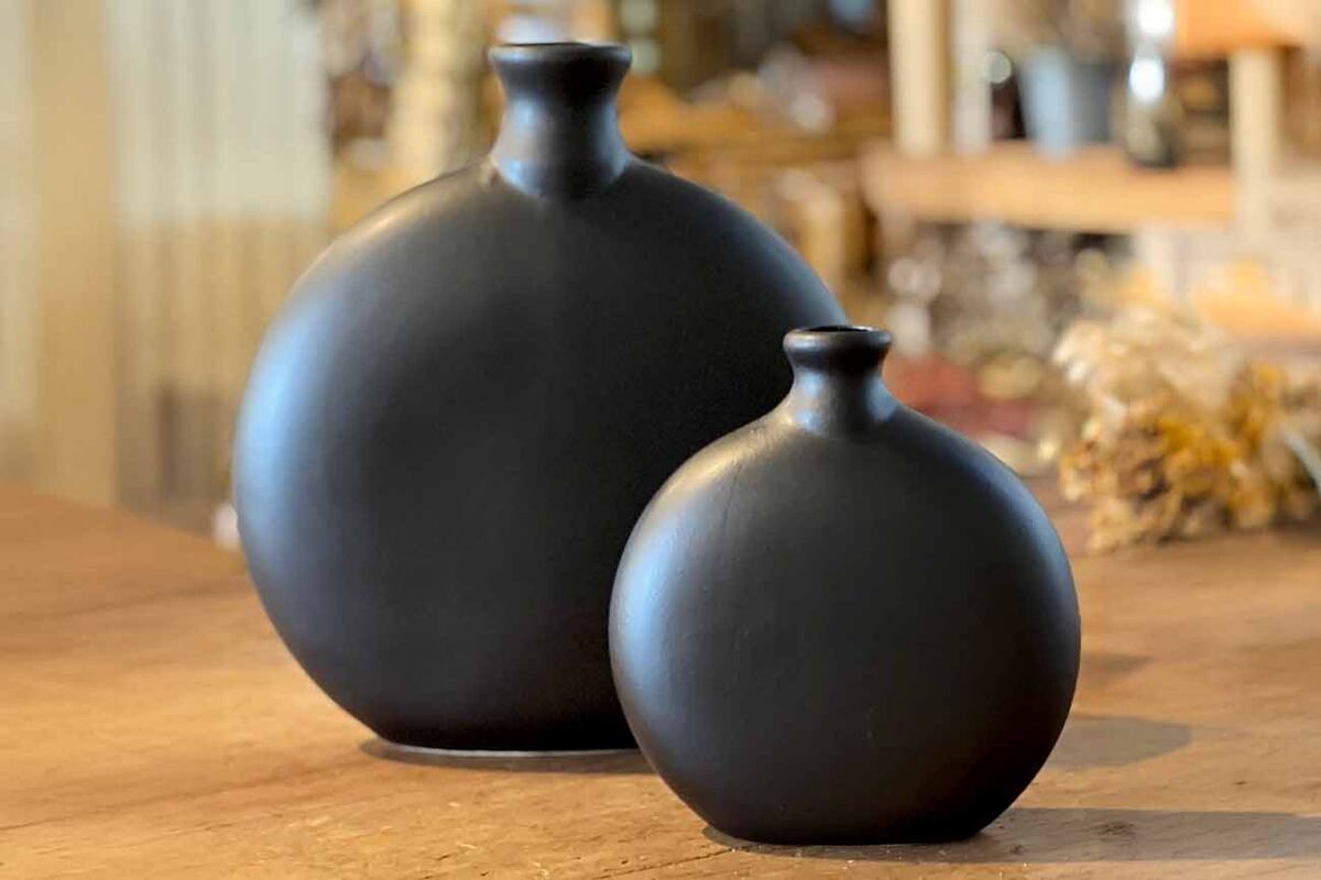 Los jarrones funcionan como objetos deco y como floreros.