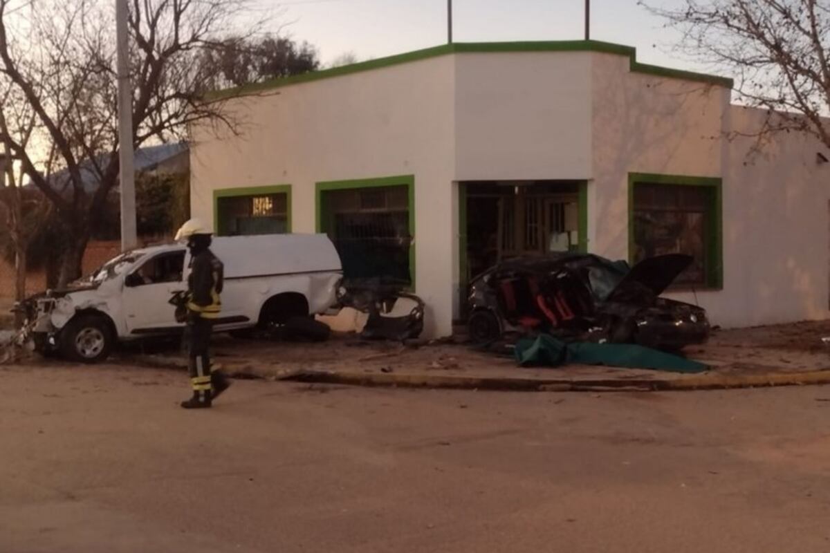 Así quedaron los vehículos tras el choque en Realicó. (La Arena)