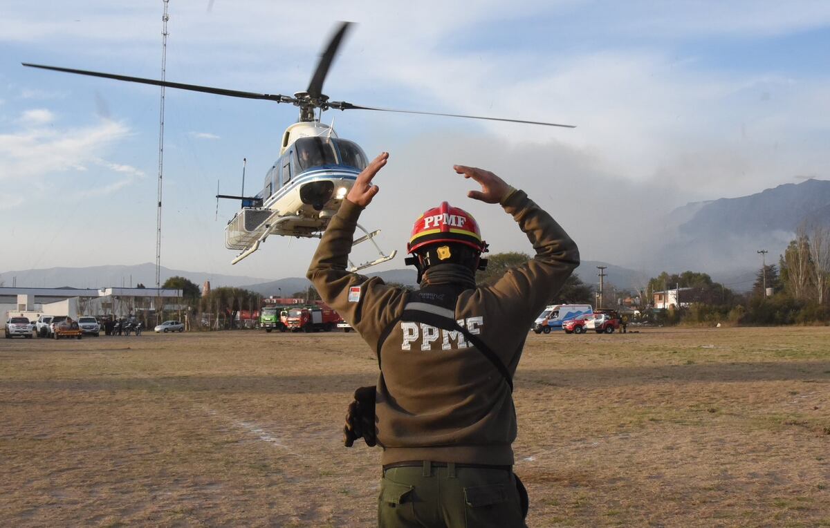 Incendio en el cerro Uritorco. Helicópteros y aviones hidrantes se sumarion al trabajo de bomberos en tierra. (PPMF)