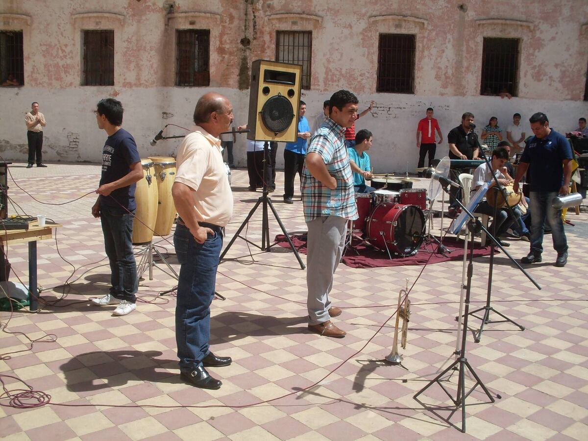 Culto en el penal de San Martín, 2013 (Cortesía Marcela Saavedra).