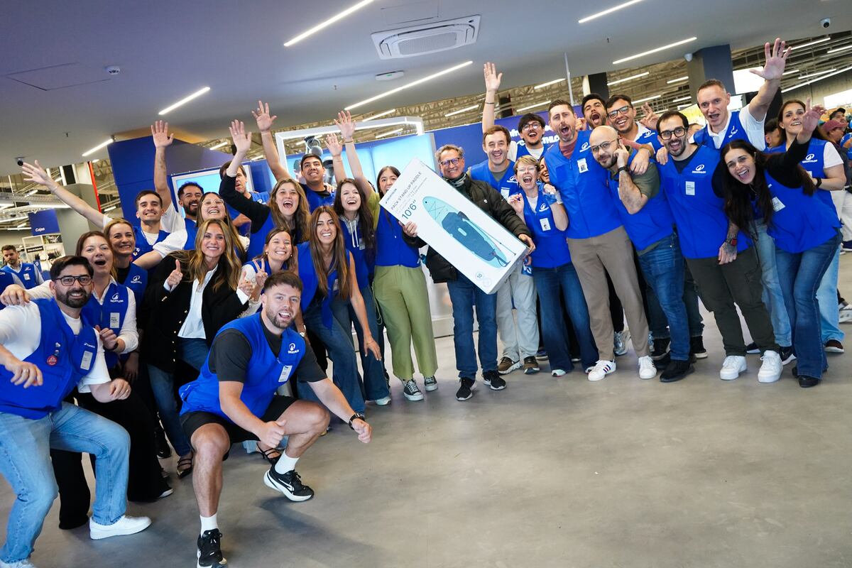 El staff de la flamante tienda de Decathlon rodea al primer consumidor argentino. Se llevó una tabla inflable de paddle surf de $853.000; un precio inferior al que tiene en las sucursales de Brasil ($863.000). Sin embargo, en general y por la estructura impositiva de Argentina, los valores aquí son entre 10% y 20% más caros. (Gentileza Decathlon)