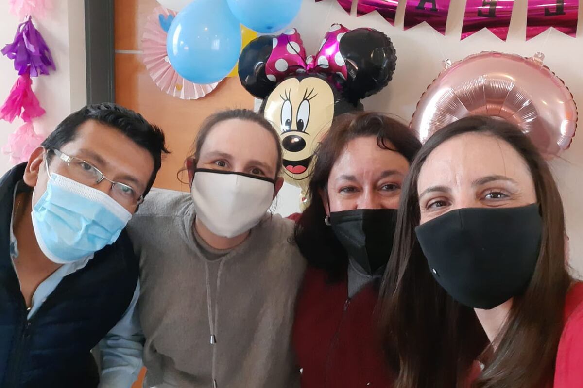 Algunos colaboradores ayudan a celebrar momentos importantes para los niños, como lo son sus cumpleaños. Foto: Aguas Cordobesas