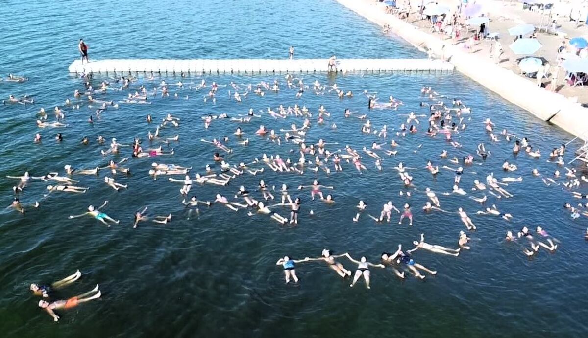Laguna Mar Chiquita. La "planchita" de 2025, con casi 200 personas en el agua. Ahora, en 2026, esperan reunir a casi dos mil. (Gentileza)