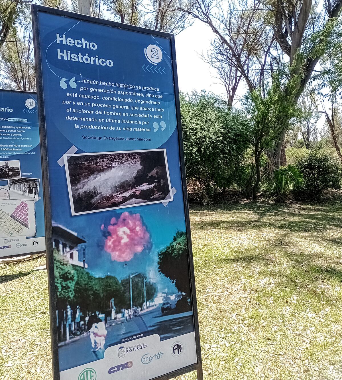 A 30 años de las explosiones en la Fábrica Militar Río Tercero: sitios emblemáticos. El Paseo del Milagro, a metros del sitio donde sucedieron. Al fondo, el predio donde se originaron. (La Voz)