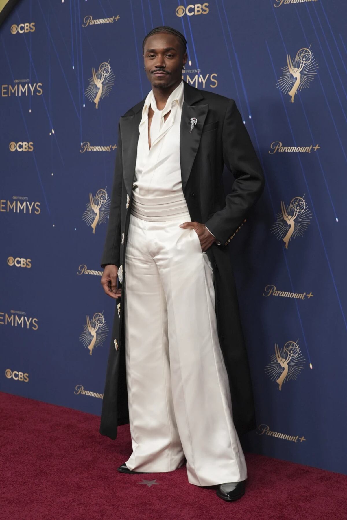 Dewayne Perkins, canchero en la alfombra roja de los Emmy 2025. (AP)