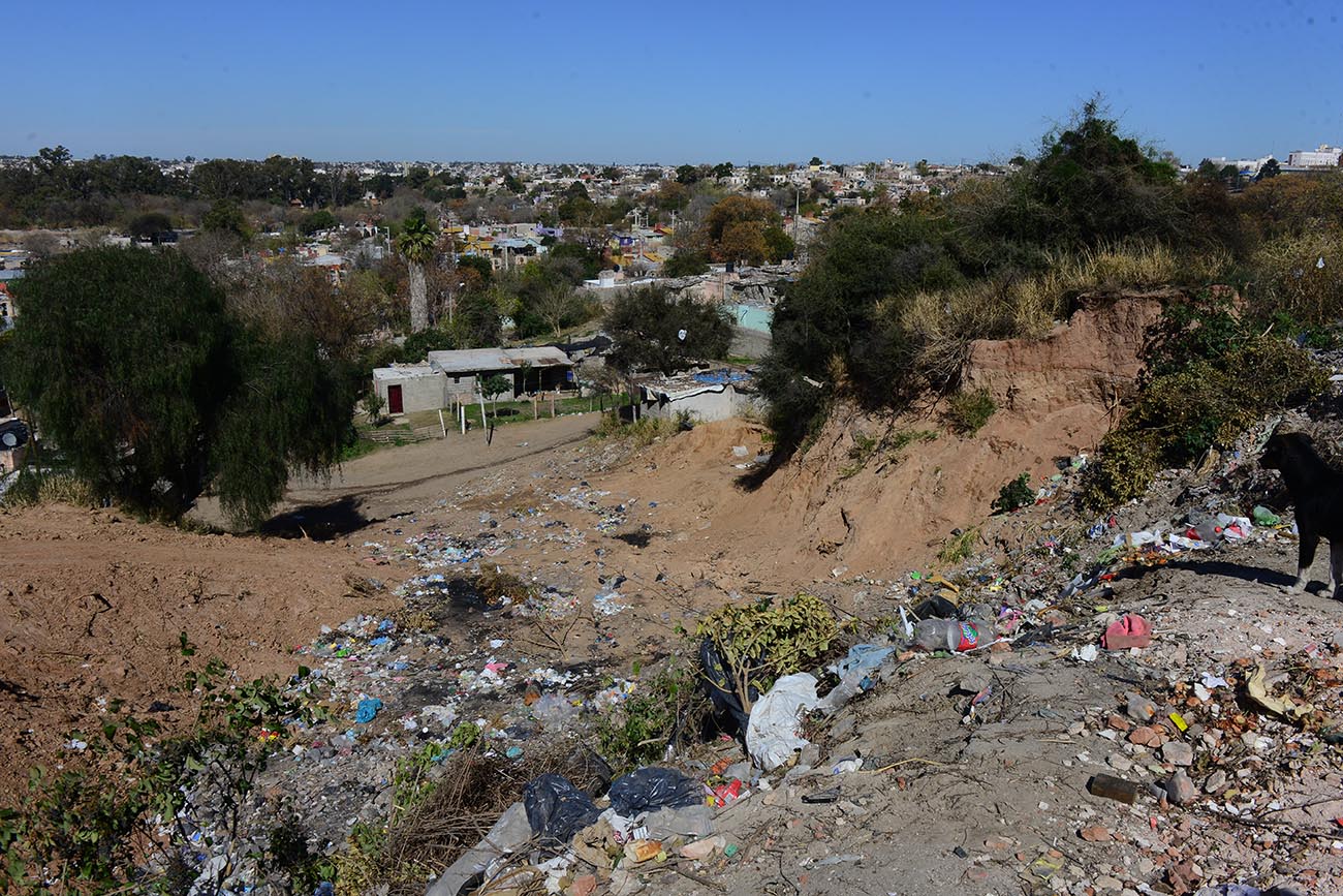 Basural en la barranca de Bajo Pueyrredón, calle Homero Manzi. (José Gabriel Hernández / La Voz)