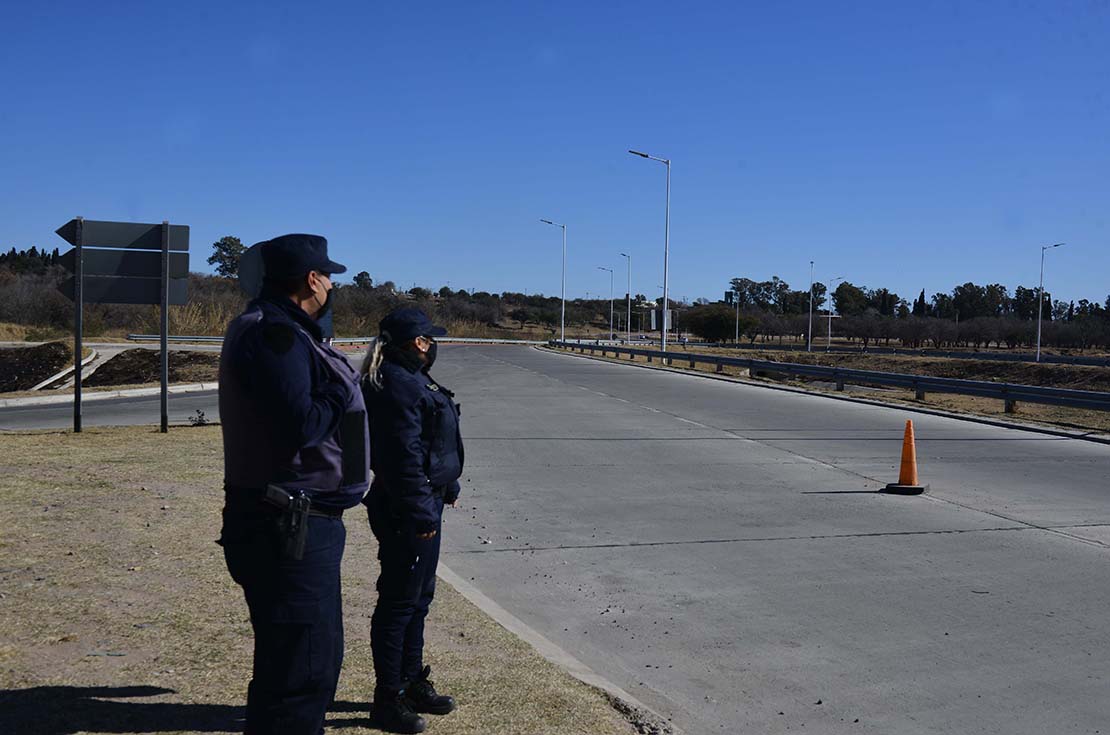 En el acceso a Circunvalación y Costanera sur, en el este de la ciudad, está ubicada la primera posta policial. (José Gabriel Hernández)