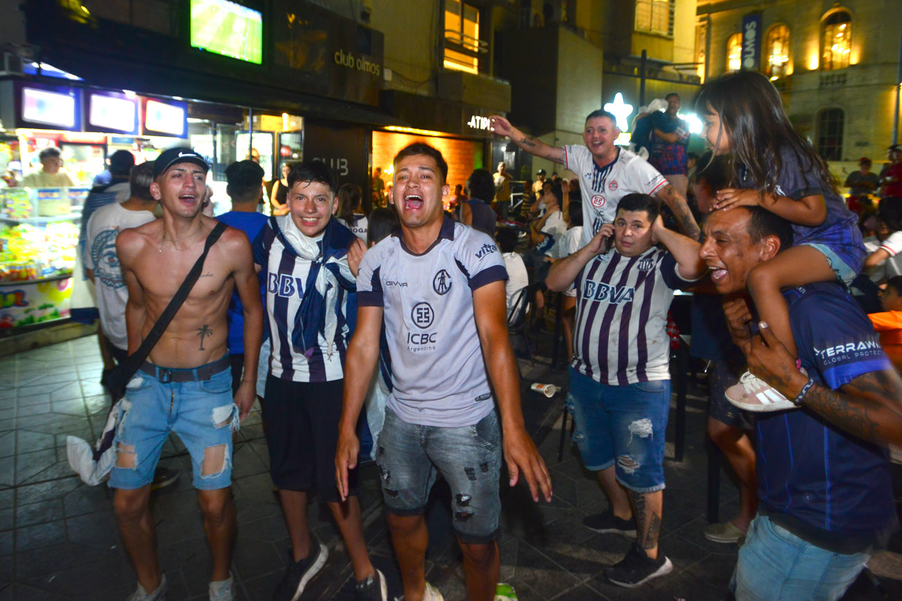 Hinchas de Talleres se dieron cita en el Patio Olmos para ver el partido contra Newells. (Nicolás Bravo / La Voz)
