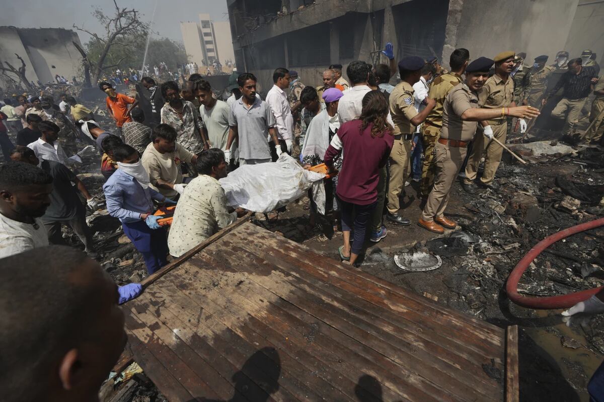 El avión del vuelo AI-171 de Air India chocó cayó sobre una facultad de medicina en Ahmedabad, Gujarat, India. (Foto: AP)