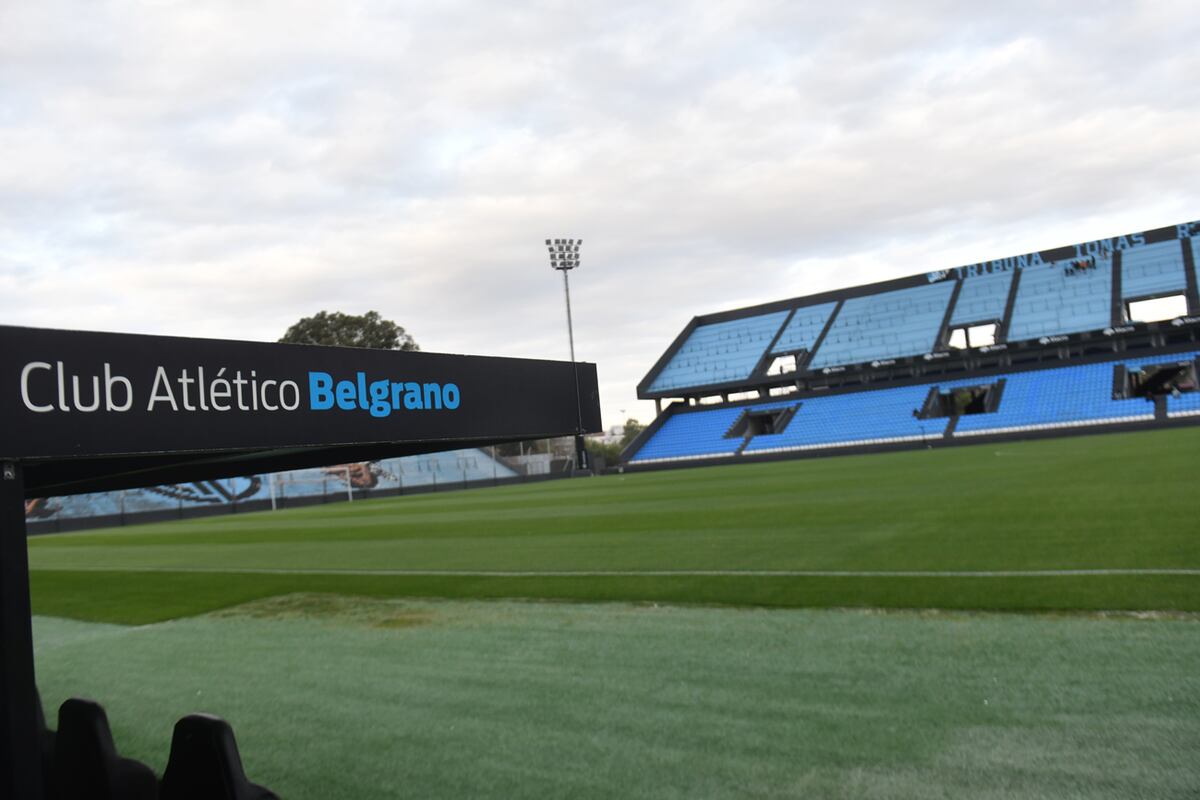 Recorrido fotográfico por todas las obras que se llevan a cabo en el estadio Julio César Villagra, de barrio Alberdi. Desde la extensión de la tribuna Cuellar hasta la remodelación de las oficinas, los vestuarios y cómo está quedando la cancha de básquet. Fotografías de Javier Ferreyra.
