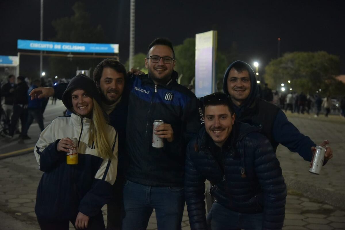 Las y los Cara 'e Cancha de Talleres en la previa del partido con Vélez por la Copa Libertadores. (Facundo Luque y Javier Ferreyra)