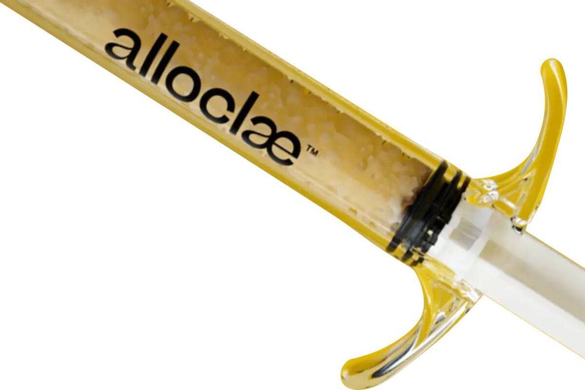 El producto utilizado en estos procedimientos, AlloClae, fue desarrollado por Tiger Aesthetics. (tiger-aesthetics.com)