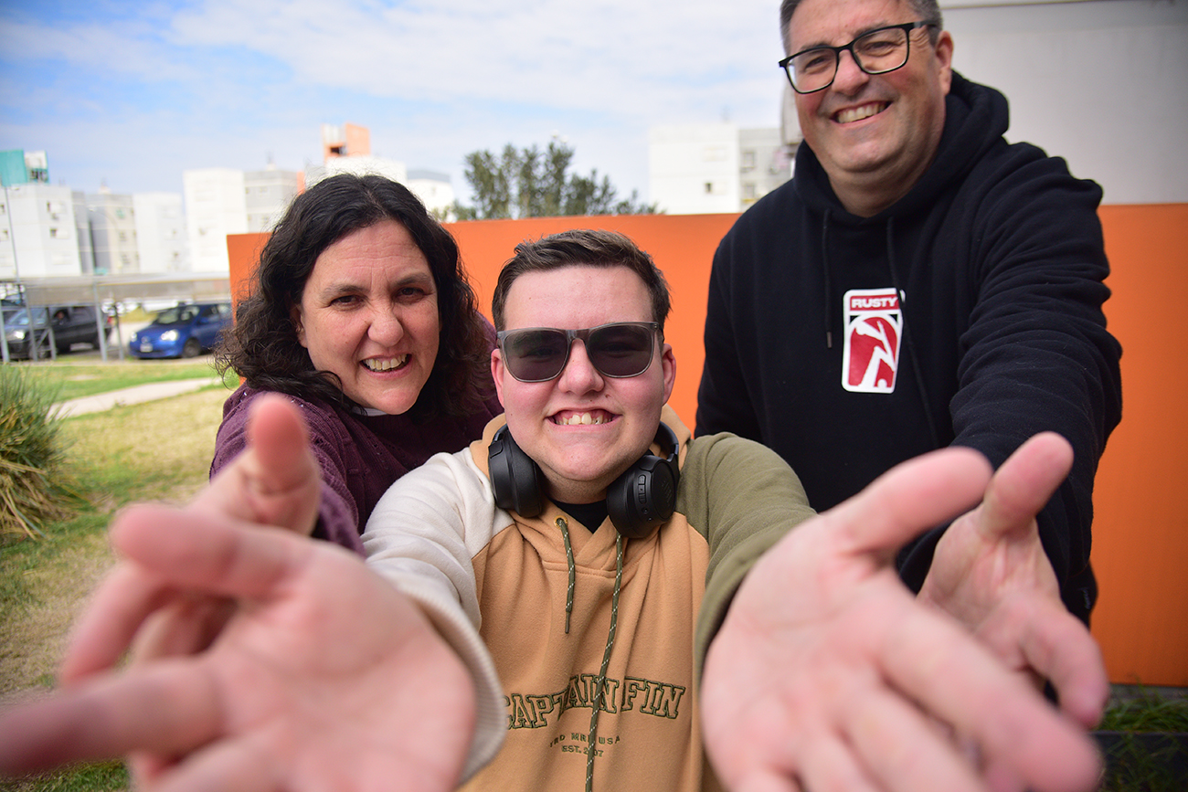 Ciudad de Córdoba. Mateo junto a sus padres Mercedes y Gonzalo (Pedro Castillo/La Voz).