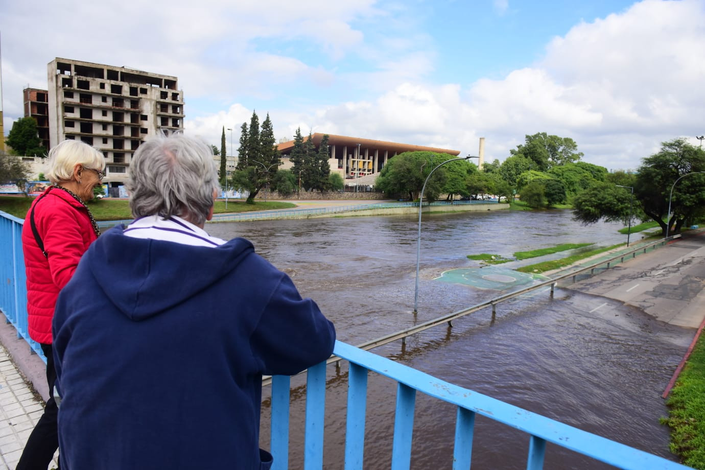 La avenida Costanera continúa cortada por la crecida del Río Suquía.  (José Gabriel Hernández / La Voz)