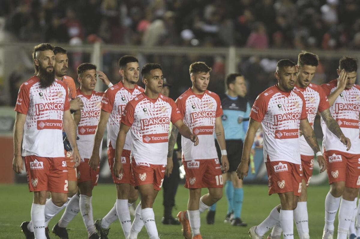 La derrota de Instituto en Morón generó bronca, pero para Bochi el equipo se va a levantar. (Federico López Claro / La Voz).