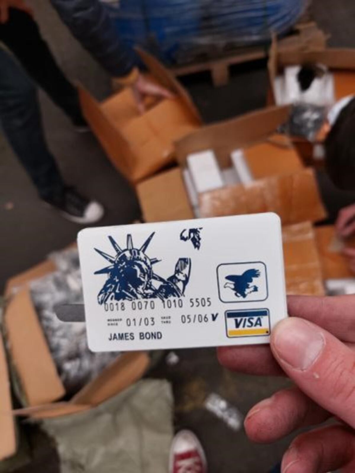 Las insólitas tarjetas a nombre de James Bond. (Aduana Argentina)