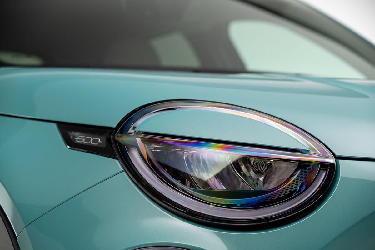 Las luces principales con luces full led cuentan con una llamativa configuración, al dibujarse una suerte de “mirada”, con ojos y pestañas.
