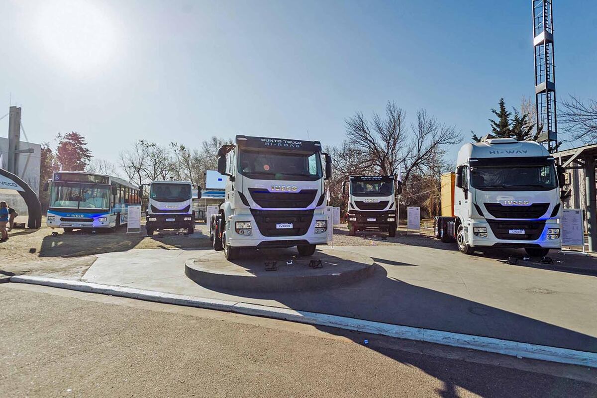 El despliegue de Iveco en las afueras del predio Ferial Córdoba contó con buses y camiones.