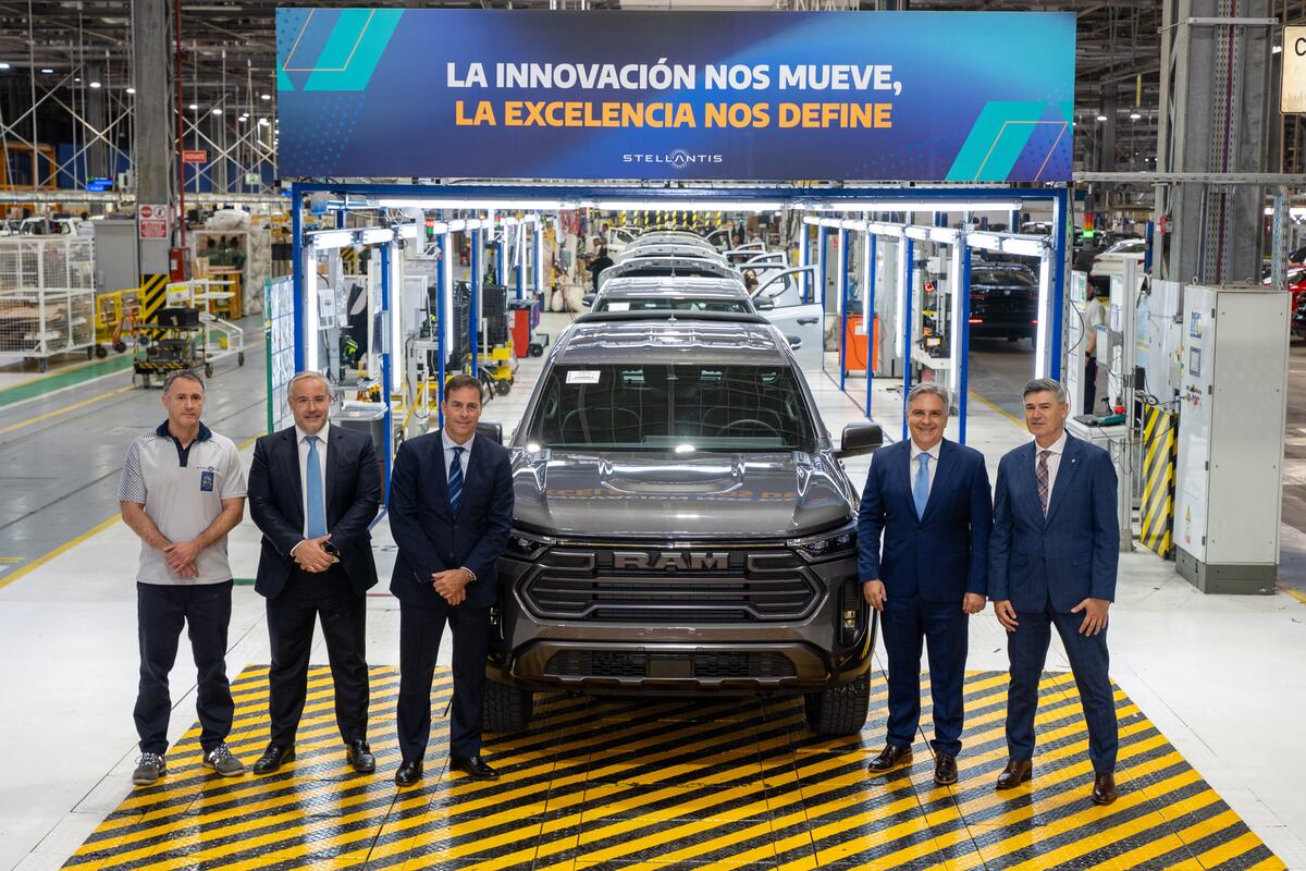 Diego Vicente, director del Polo Industrial Córdoba de Stellantis; Rodrigo Pérez Graziano, director institucional de Stellantis; el presidente de Stellantis Argentina, Martín Zuppi; el gobernador Martín Llaryora y el intendente Daniel Passerini. (Gentileza Stellantis)