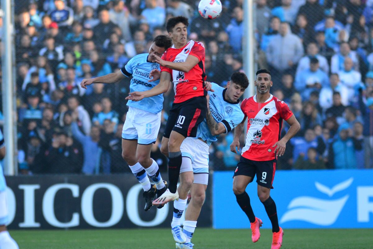 Santiago Longo el 5 de Belgrano en el partido contra Maipú de Mendoza. (Javier Ferreyra / La Voz)