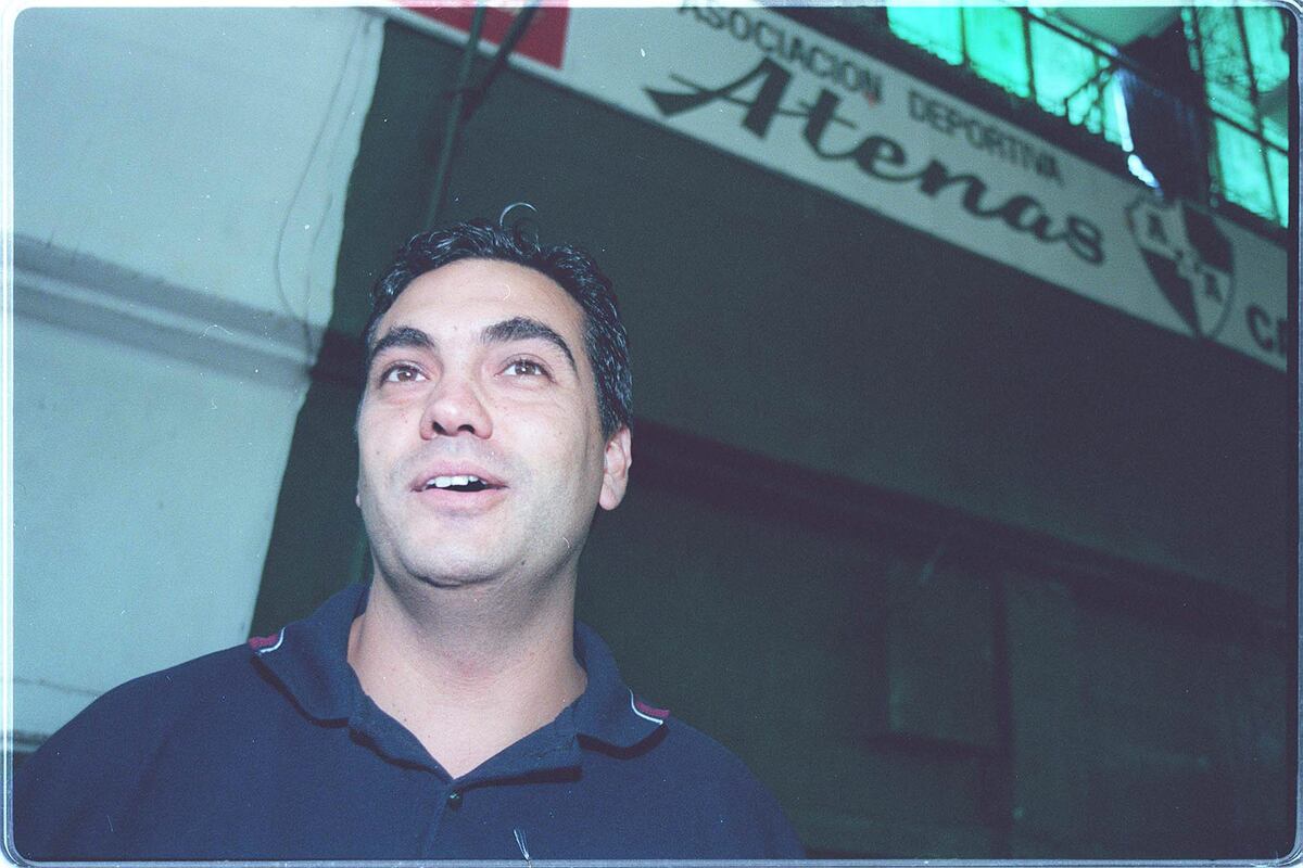 El nuevo entrenador de Atenas, Gustavo Peirone en su paso anterior por el club, dirigiendo a las divisiones formativas de barrio General Bustos. (La Voz / Archivo)