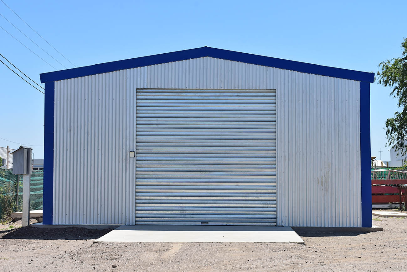 La estructura plegable se traslada como un bloque compacto, reduciendo costos logísticos y adaptándose a ciclos productivos cambiantes.