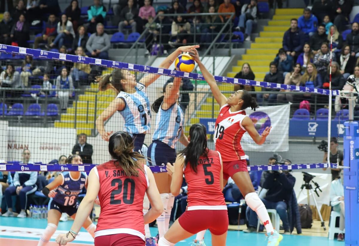Buen arranque del campeonato para Las Panteras ante Perú. (Prensa Feva)
