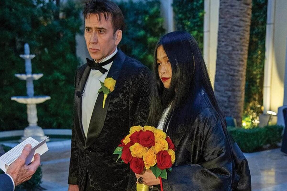 Nicolas Cage con su flamante esposa, Riko Shibata. Foto: Gentileza