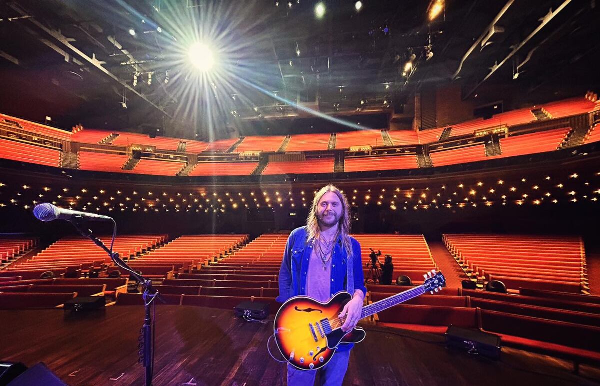 Con The Black Crowes, Nico Bereciartúa toca en escenarios míticos, en ls mismos que tocaron sus héroes musicales antes de que él naciera. (Facebook The Black Crowes y Nico Bereciartúa)