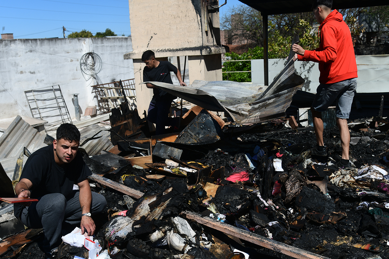 Incendio en una casa prefabricada en cerro colorado 7030 barrio San Carlos
Foto: Ramiro Pereyra / La Voz