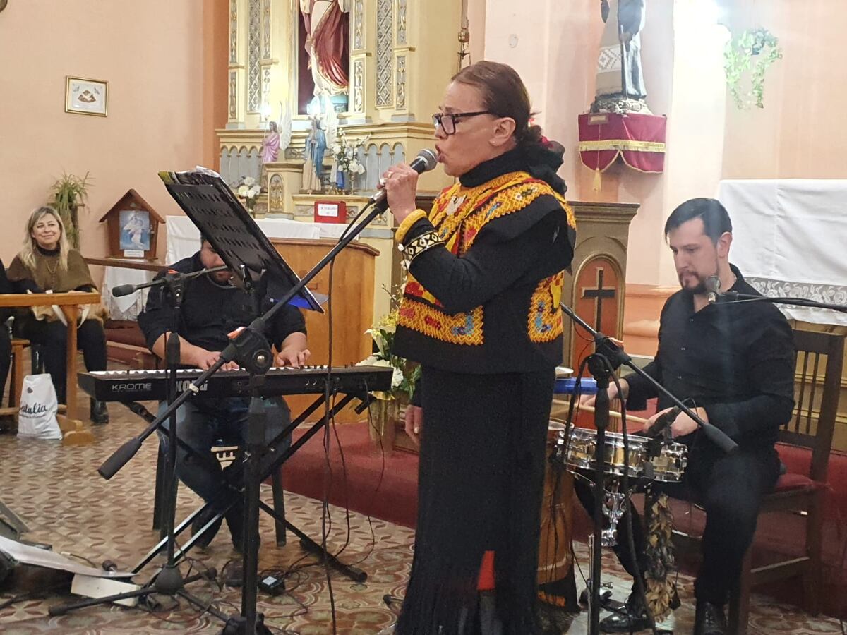 Vecinos, turistas y autoridades provinciales disfrutaron inicialmente de “La Misa Criolla”, interpretada por Suna Rocha y sus músicos en el interior del templo. (Gentileza)
