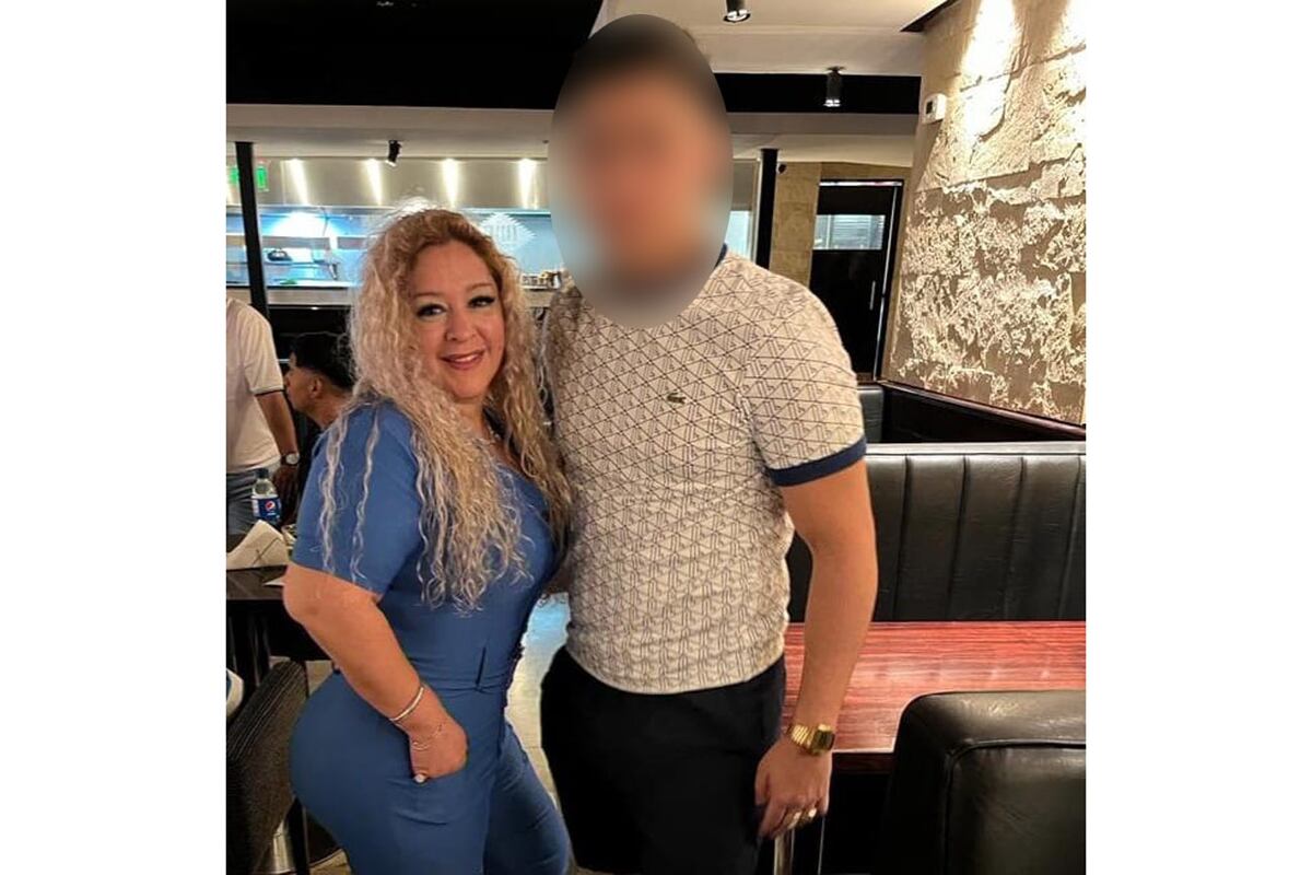 Clan familiar. Valeria Brito, en compañía con un joven que también estaría detenido en la causa. (Archivo)