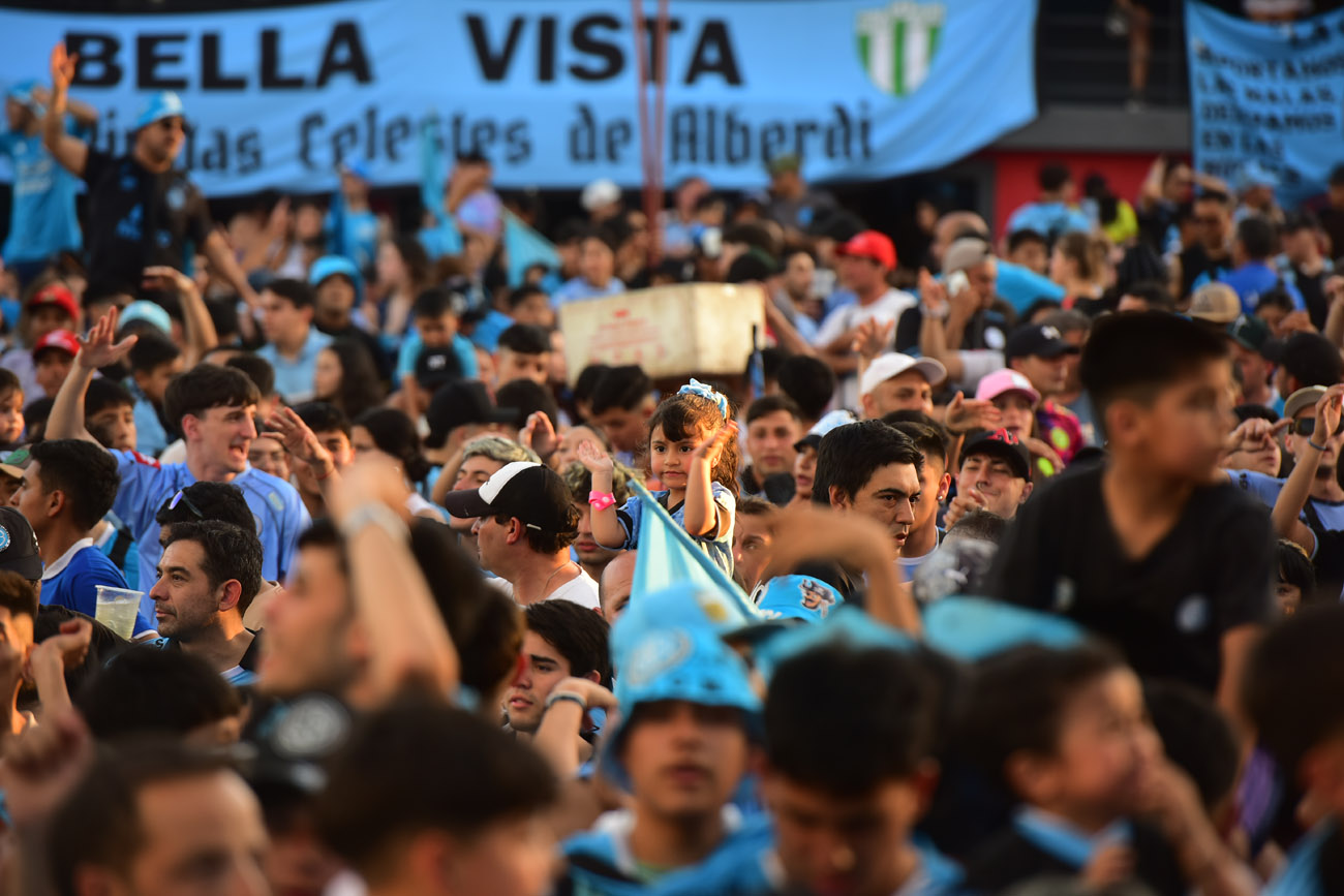 Banderazo de Belgrano en el Hotel Quinto Centenario, el día previo al clásico con Talleres.  (Nicolás Bravo / La Voz)