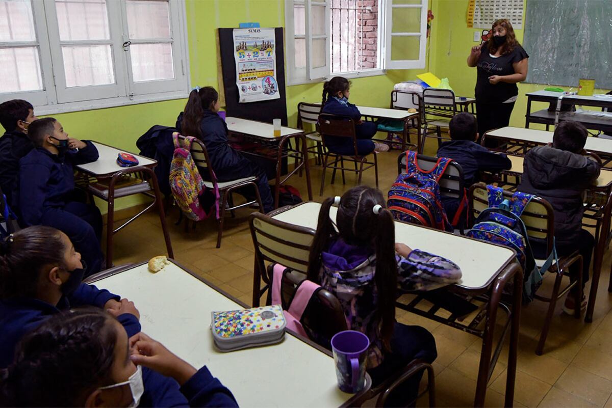 21 Febrero 2022 Mendoza Sociedad
Más de 443 mil estudiantes de escuelas y colegios de Nivel Inicial,primarias y secundarias regresan a las aulas en Mendoza para arrancar el ciclo lectivo 2022, caracterizado por la presencialidad total, los cuidados sanitarios y la concientización de la vacunación contra el Covid-19.
En la foto, la Escuela 1 -098 Carmen Ponce de Videla de Mendoza, Tercer Grado, con la Señorita Vanesa Sosa
Foto: Orlando Pelichotti / Los Andes
