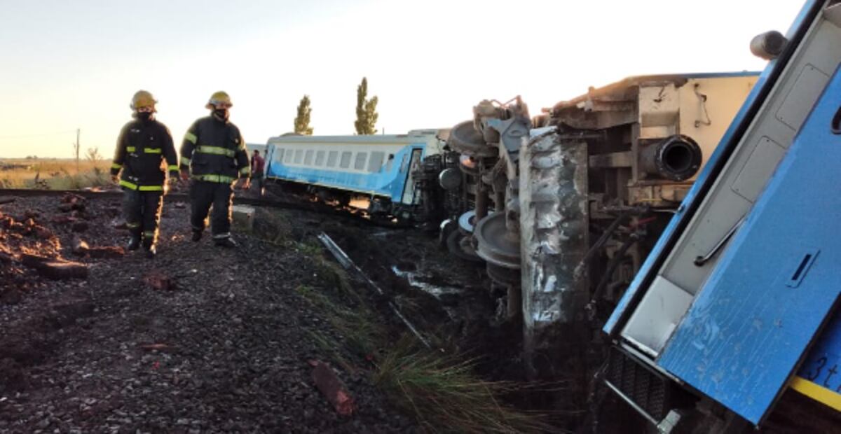 Un tren que hacía el tramo Buenos Aires - Bahía Blanca descarriló cerca de Olavarría.