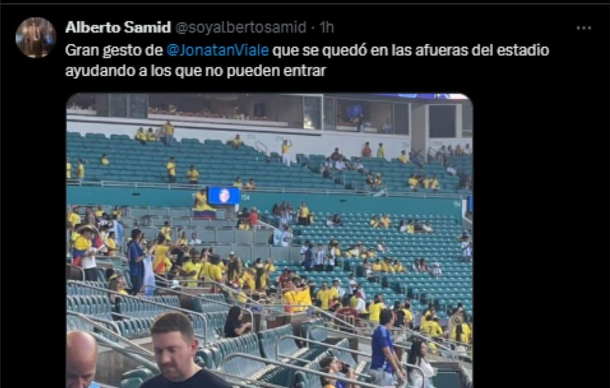 Joni Viale en el partido de la Copa América: la pica con Etchecopar y Samid. (X)