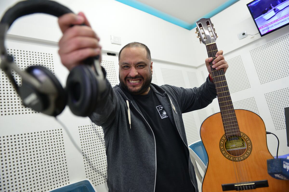Bruno Espinosa locutor de Radio Suquía con su programa "A todo volumen" que cumple 17 años al aire. Foto Javier Ferreyra
