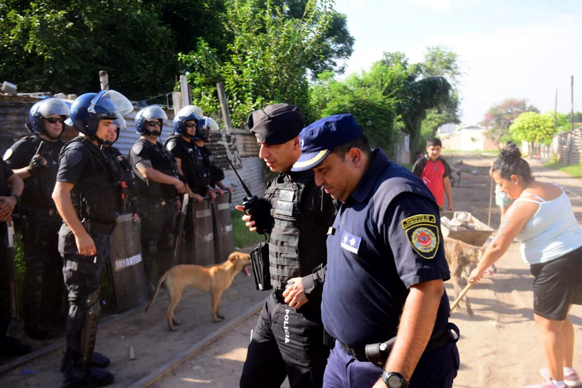 Allanamiento en Villa los Galpones. (José Gabriel Hernández / La Voz)