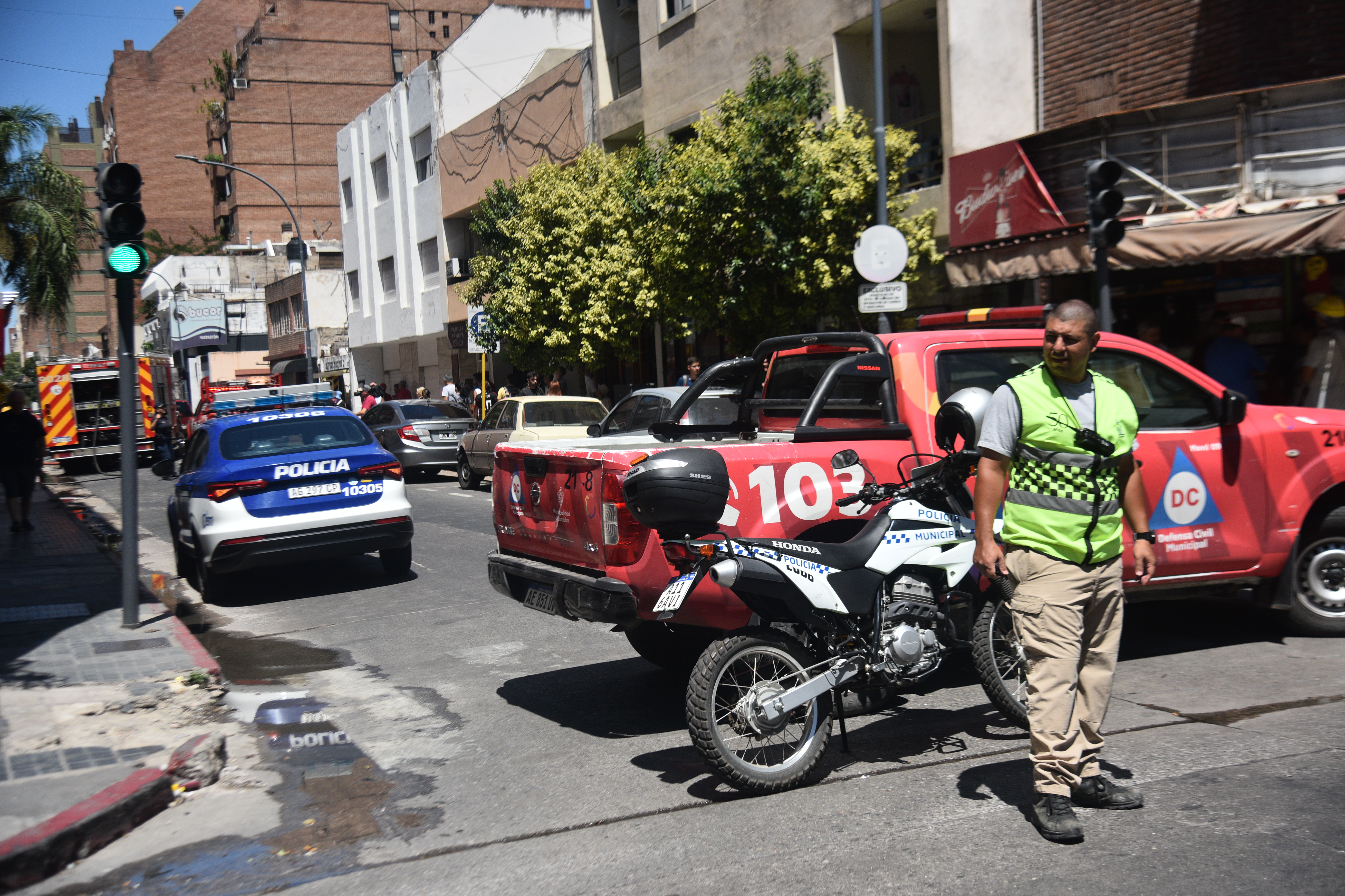 Córdoba. Incendio en la terraza de un edificio en obra sobre calle Deán Funes. (Pedro Castillo / La Voz)