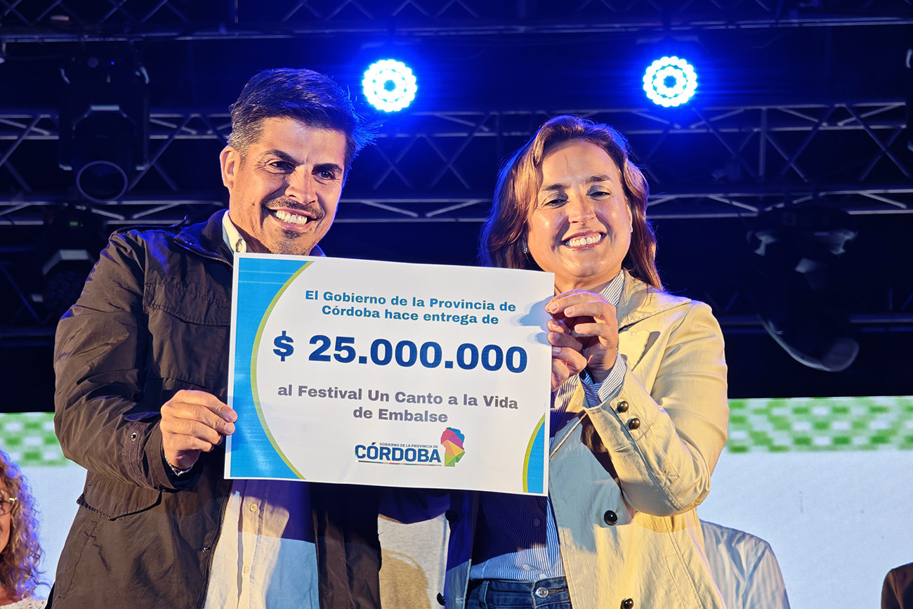 Más de 8 mil personas colmaron el Polideportivo Municipal de Embalse en la primera noche del 40° Festival Un Canto a la Vida, que pudo realizarse sin inconvenientes pese a la inestabilidad climática. (Municipalidad de Embalse)