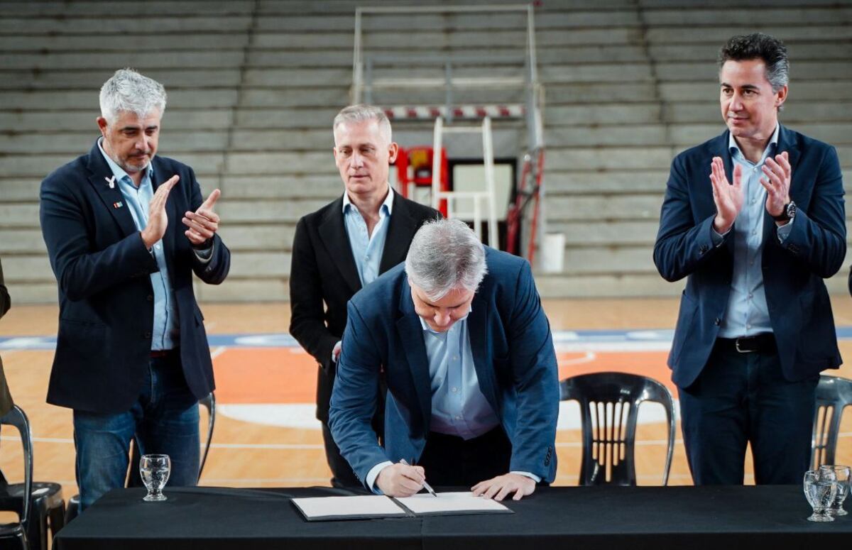 Gobernador, ministros e intendente firmando el convenio por el nuevo hospital (Gobierno de Córdoba)
