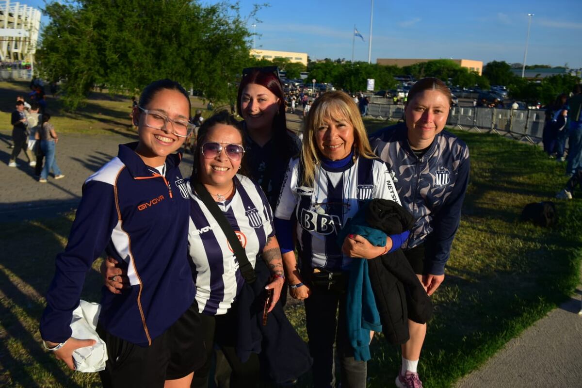 Cara e' cancha: los hinchas de Talleres antes del partido con River. (Nicolás Bravo / La Voz)
