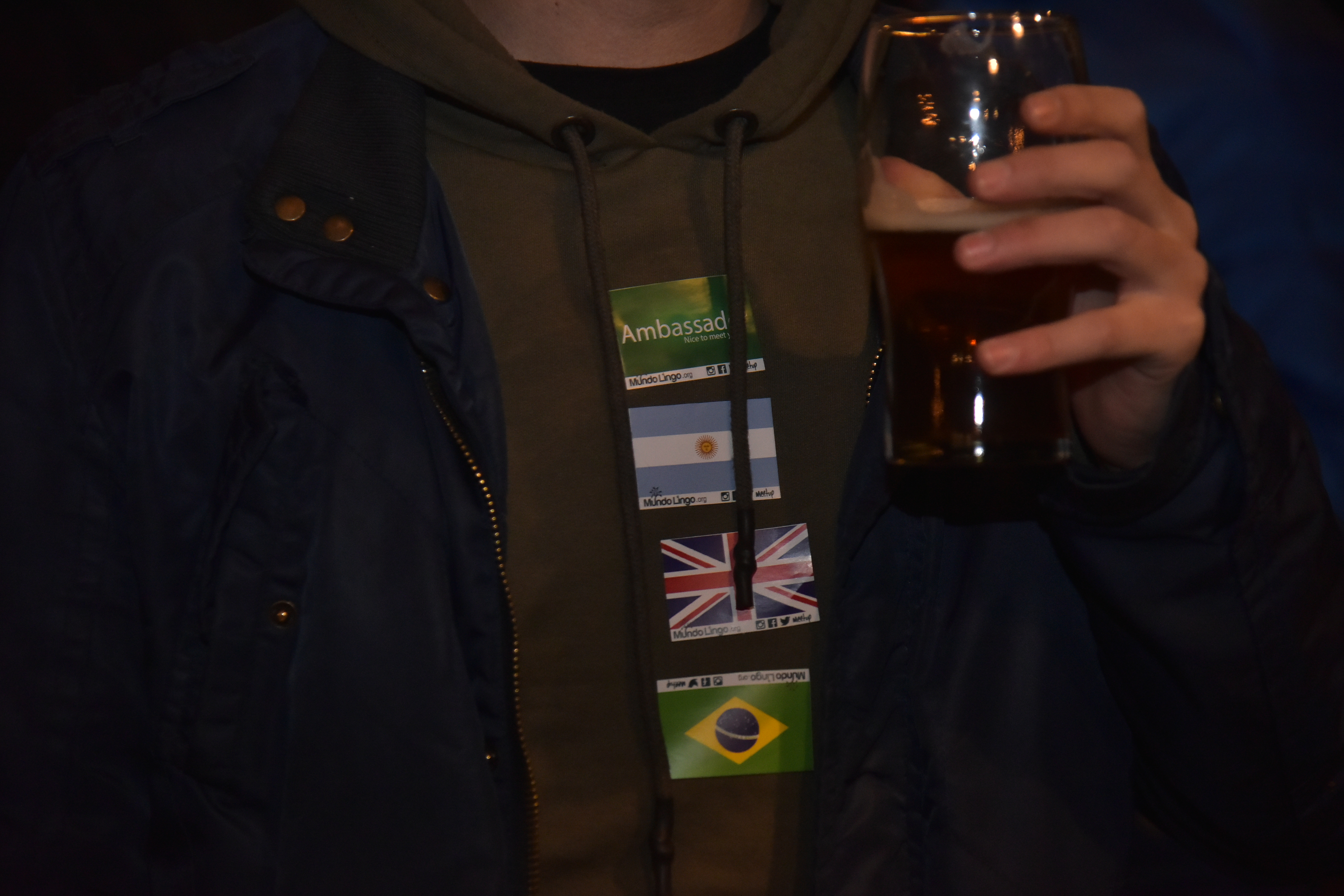 Un encuentro de gente que busca conocer otra gente y practicar idiomas. Mundo Lingo en el bar Brobar, de Güemes. Facundo Luque