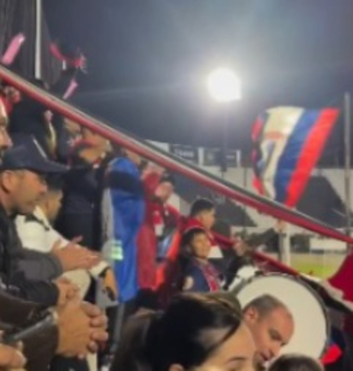La popular llena con la familia de Matienzo de Monte Buey. Ahí se gritó el gol de Seimandi.