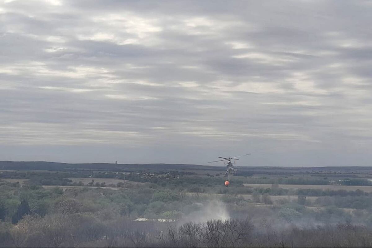 Incendios en Córdoba. Bomberos controlan el fuego en el paraje La Juanita, cerca de la CONAE. (Gentileza Bomberos)