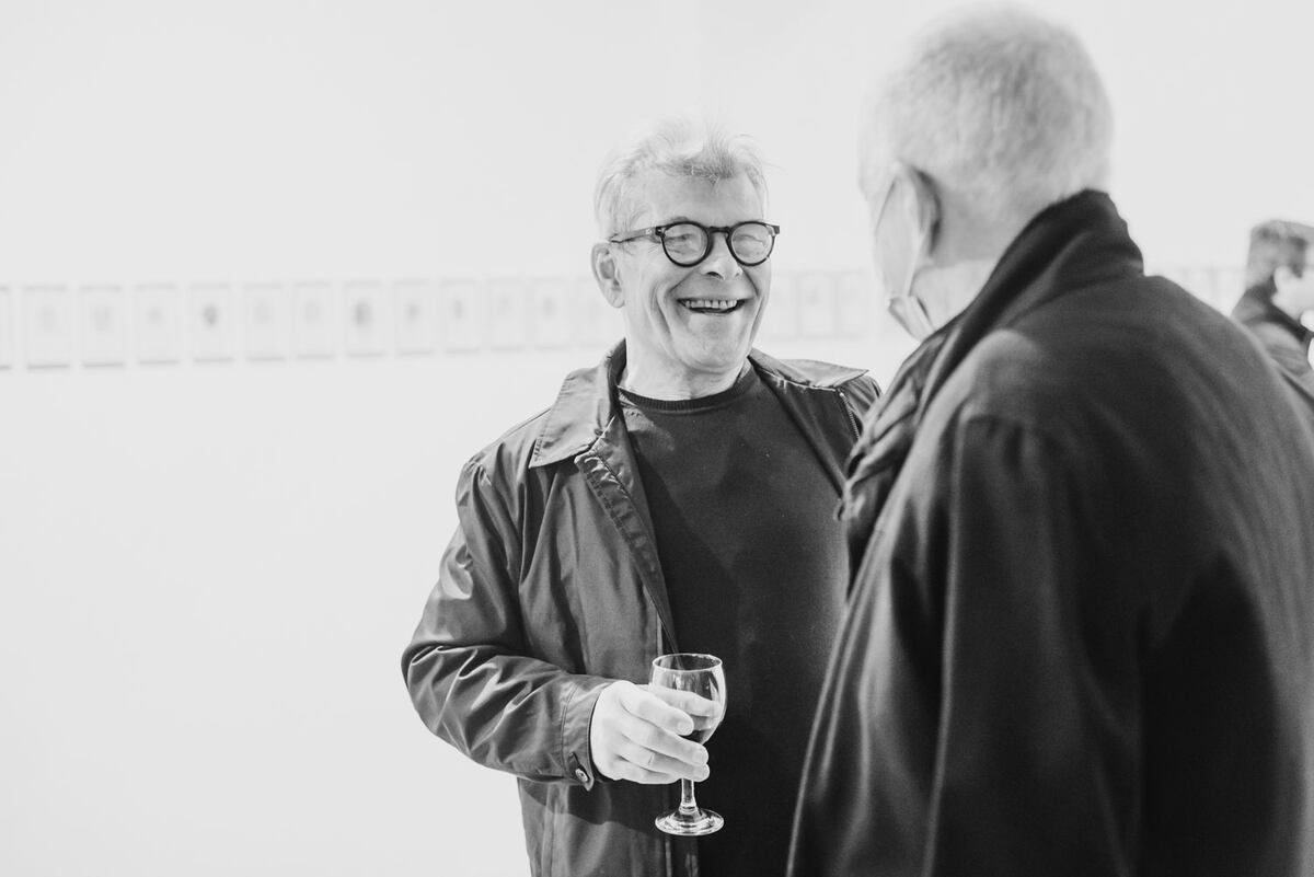 El artista Marcelo Torretta, durante la inauguración de su muestra en el Museo de arte contemporáneo de Unquillo (foto: Cecilia Casenave).