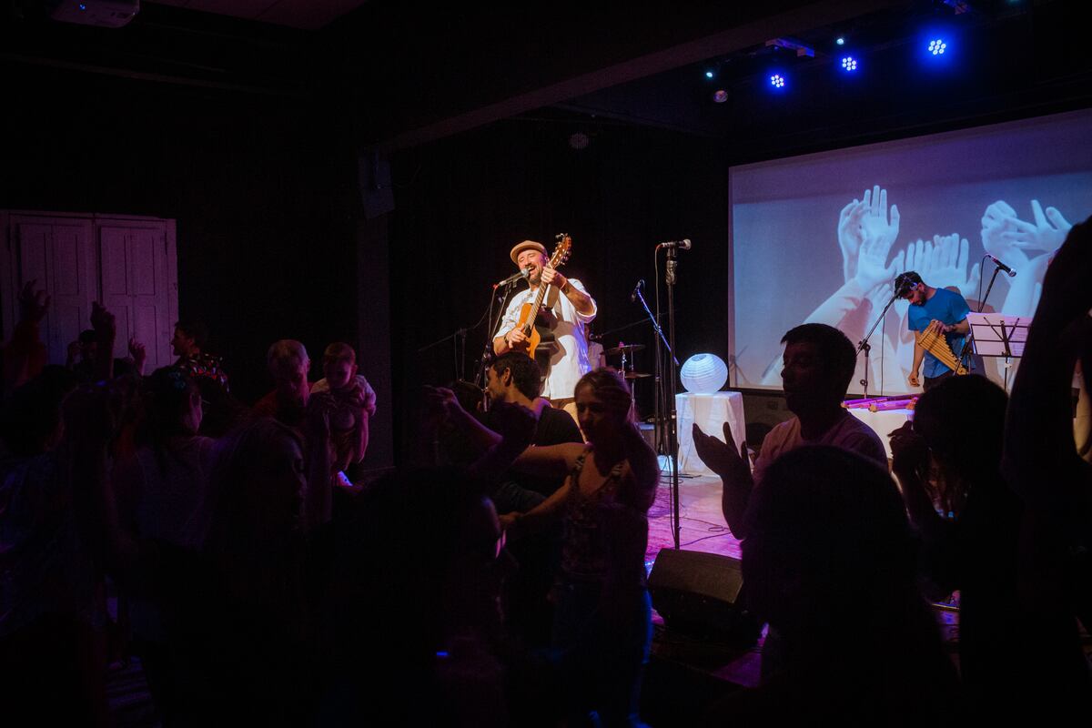 El pasado 18 de octubre, Lasa presentó "De esos abrazos" junto a su banda y en el Centro Cultural Graciela Carena. (Gentileza Mati Sepulveda).