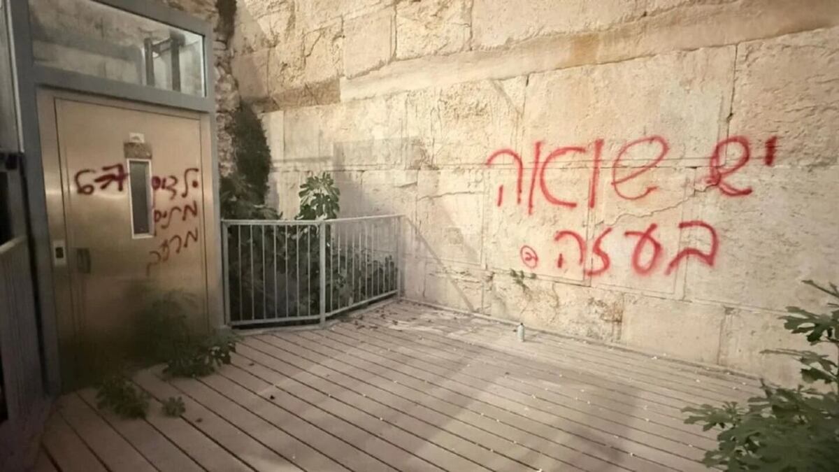 Una pintada que denuncia un genocidio en Gaza apareció en el Muro de los Lamentos (Gentileza / The Jerusalén Post)